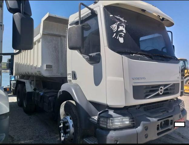 VOLVO VM 270 TRAÇADO 6X4 COM CAÇAMBA 14 m,VALOR AVISTA 160.000,00 - Foto 2