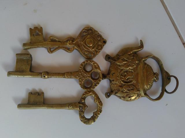Chaveiro relíquia de bronze - Foto 2