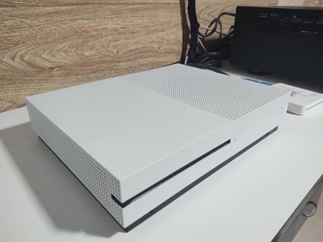 Xbox one s 1 tera semi novo completo 100 jogos - Foto 2