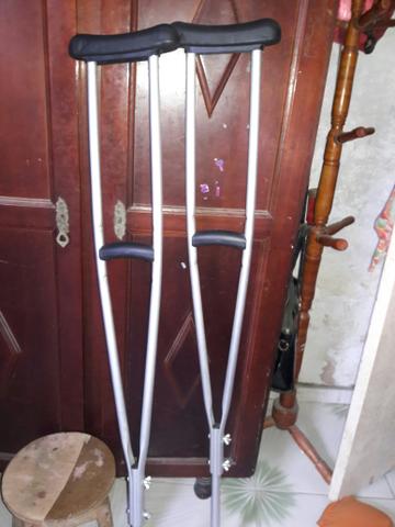 Vendo esse par de muleta semi nova bem conservada - Foto 2