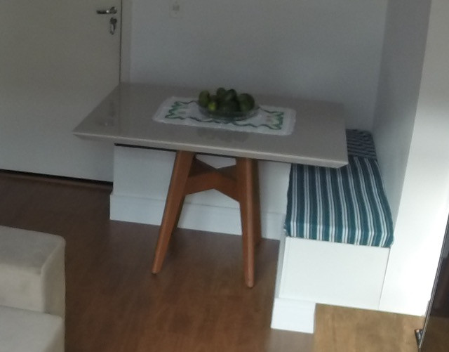 Vendo mesa retangular com pés de madeira e tampo de vidro laca - Foto 3