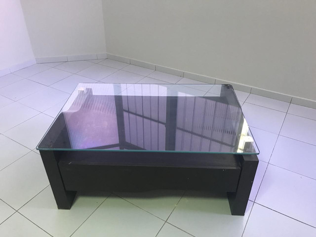 Vendo centro em madeira e tampo de vidro