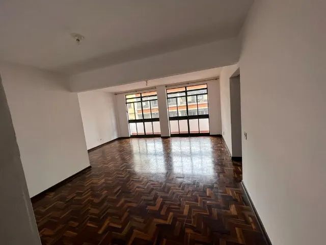 Lindo e amplo apartamento central com três quartos