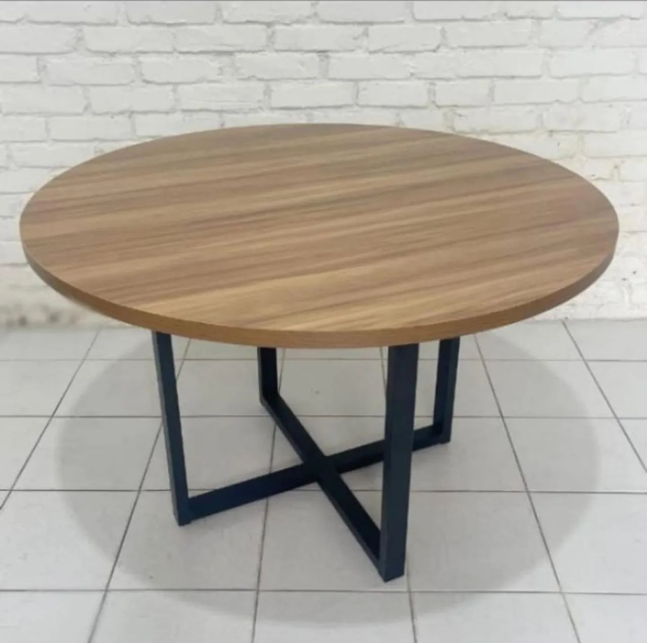 Mesa de reunião redonda de escritório com estrutura metálica