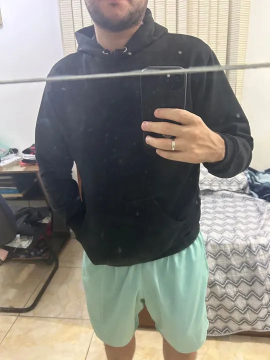 Casaco de Moletom Preto com Capuz - Tamanho M