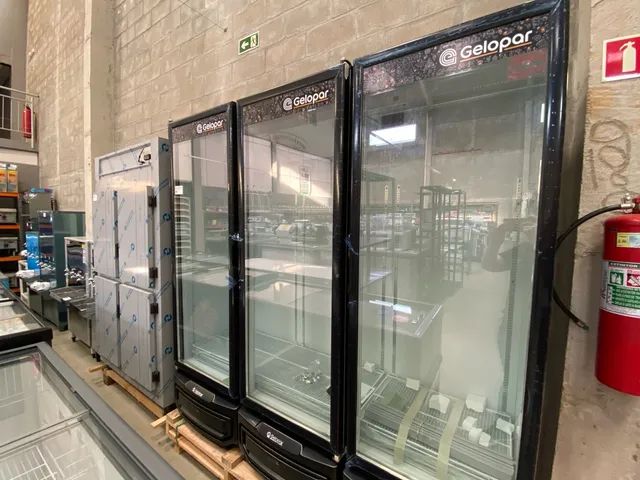 EXPOSITOR VERTICAL CONVENIÊNCIA 3 PORTAS GCBC-1450 PR - GELOPAR