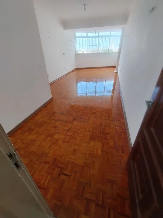 Raspagem de piso de madeira e aplicação de verniz - Foto 4