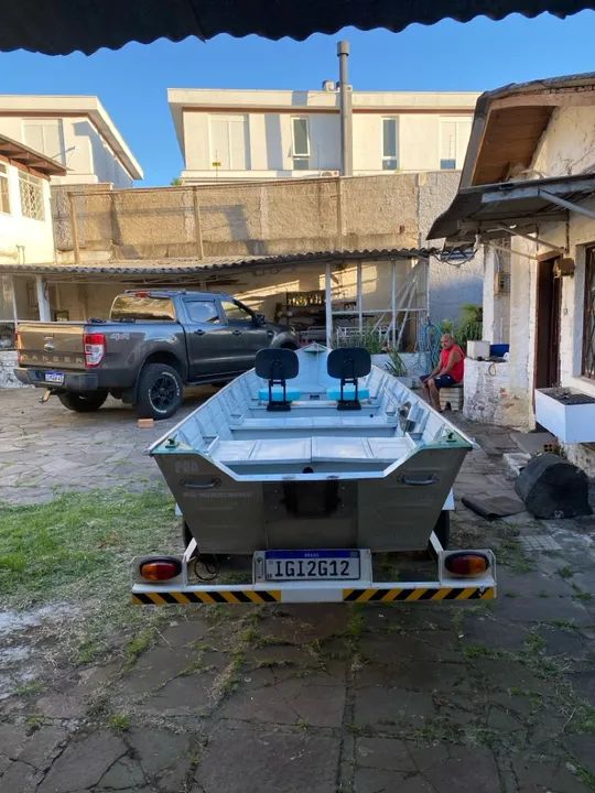 Barco alumínio com carreta rodoviária