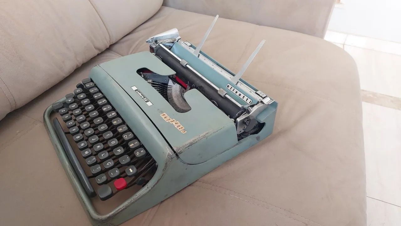 Maquina de escrever antiga!64276690462466121