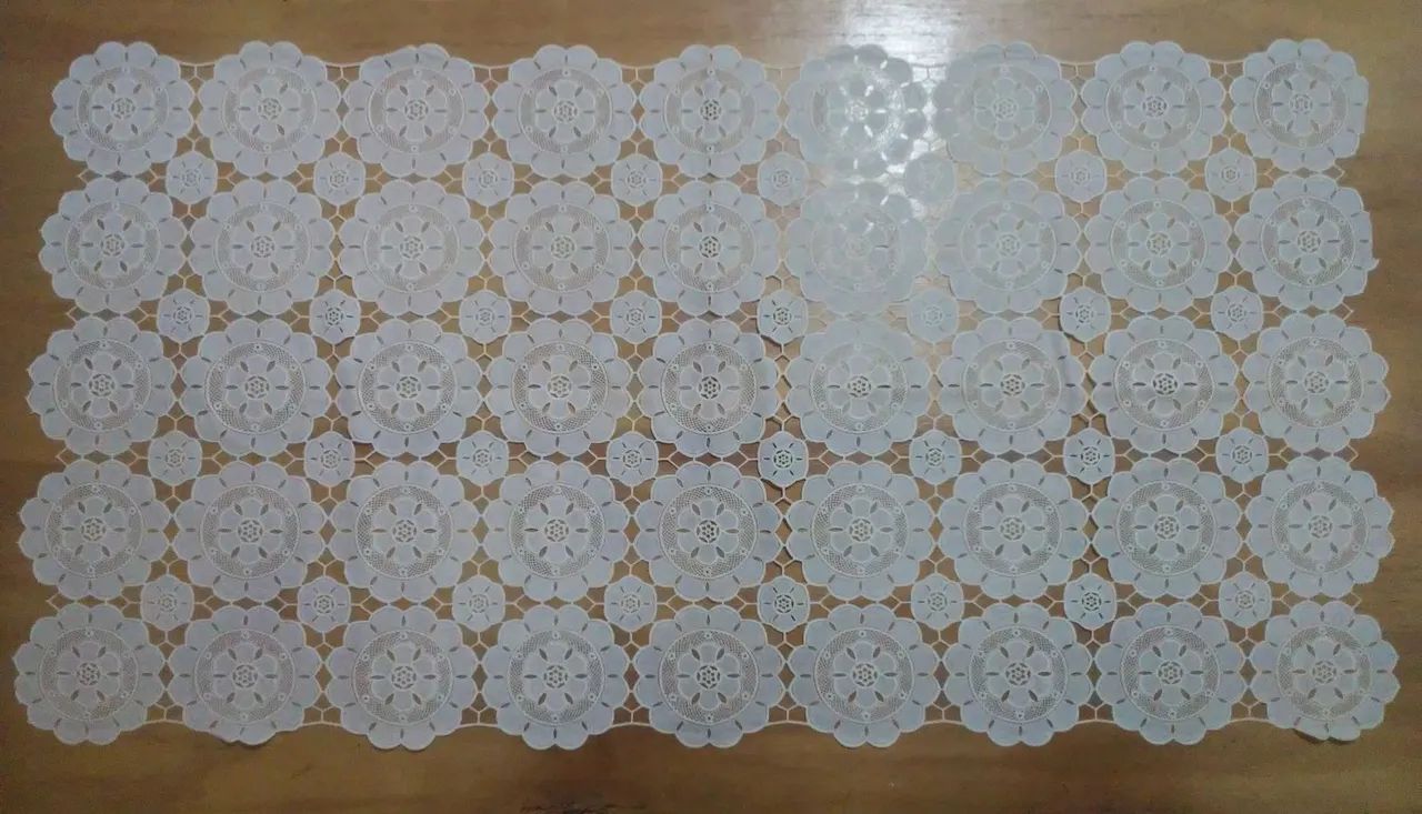 Centro de mesa rendado de plástico (novo).