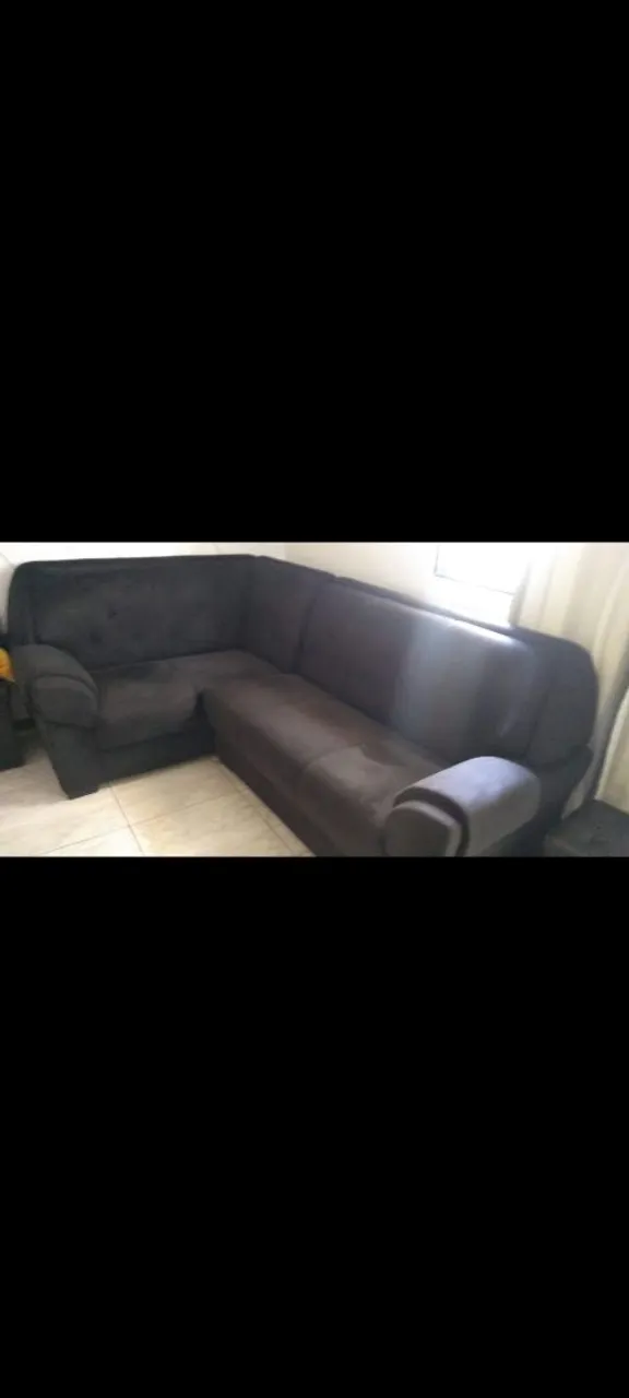 Sofá Chaise em tecido, cor preta vendo sofá 