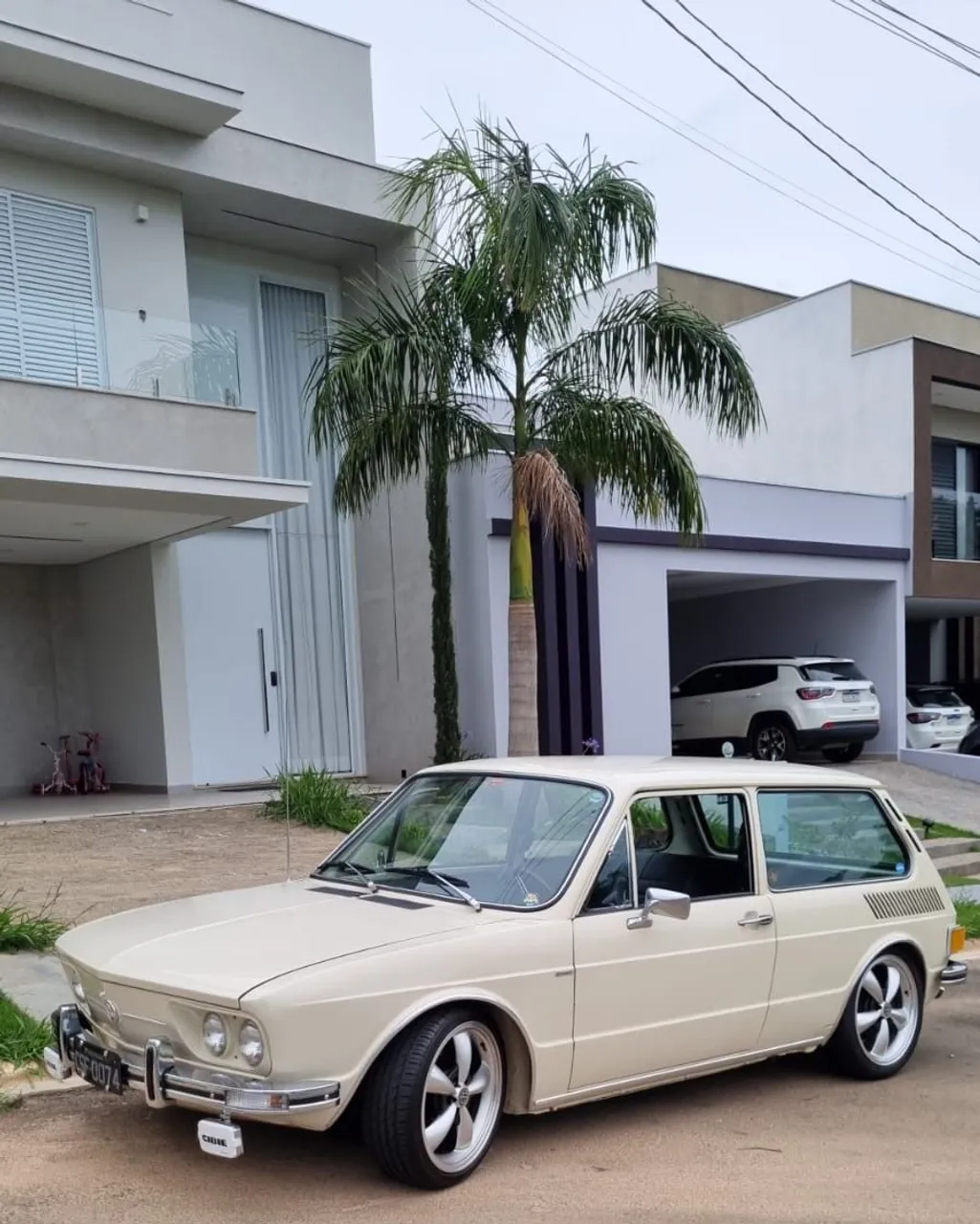 Brasilia 1974, branco Lotus, placa preta
