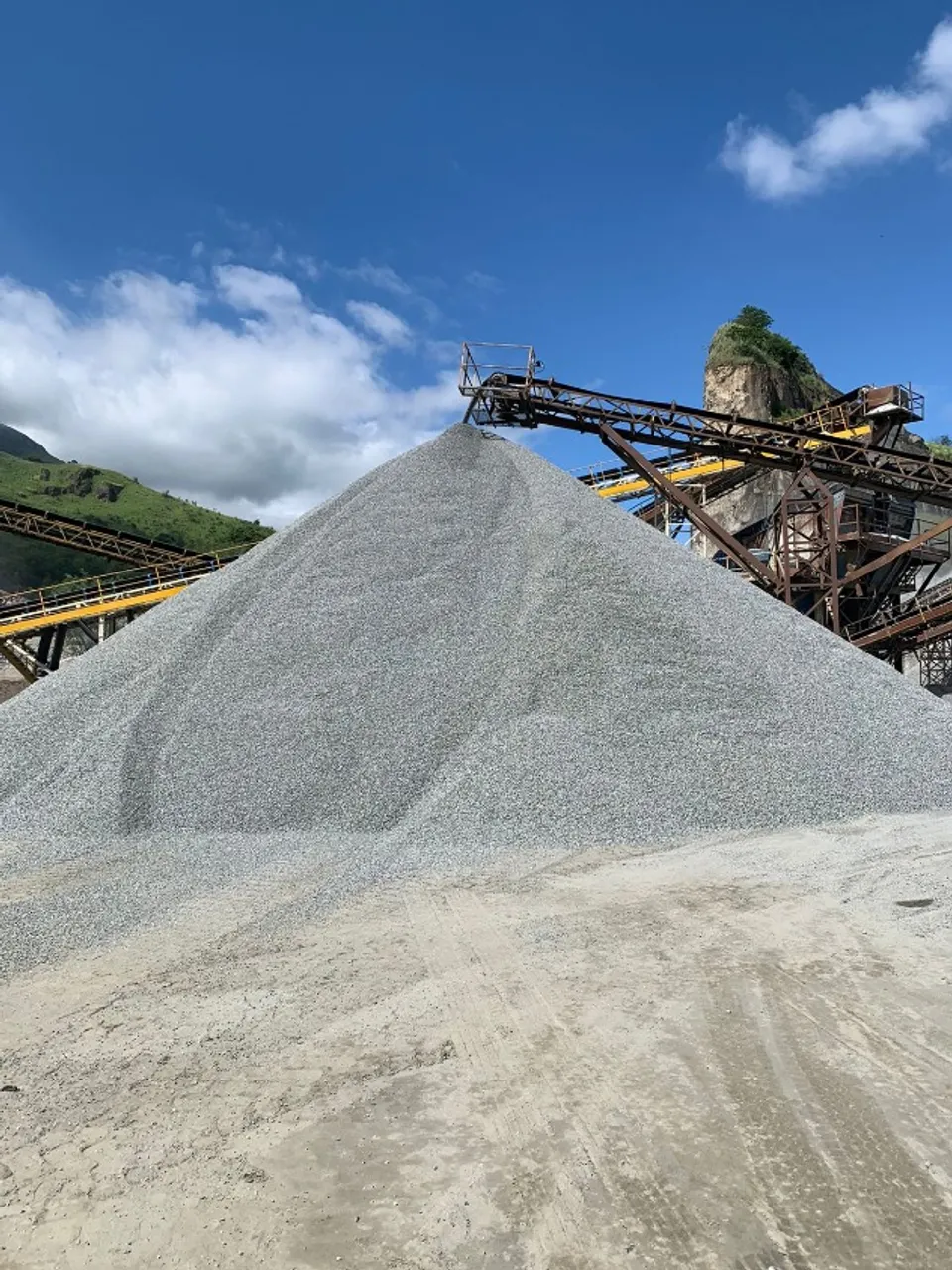 Caminhão fechado de Areia aréola pedra e aterro