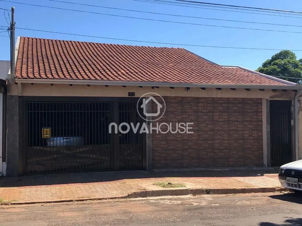 CASA COM 3 DORMITÓRIOS BEM LOCALIZADA