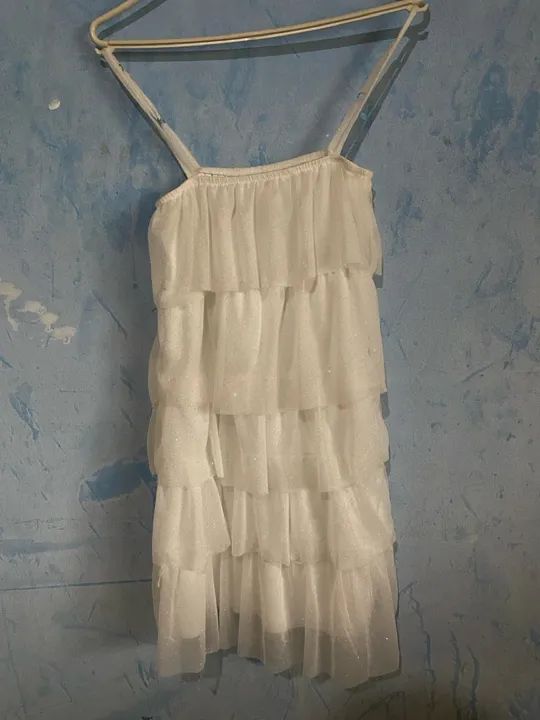 Vestido branco tubinho de tule com camadas