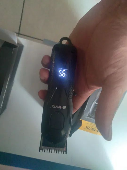 Máquina de cortar cabelo nova na caixa 