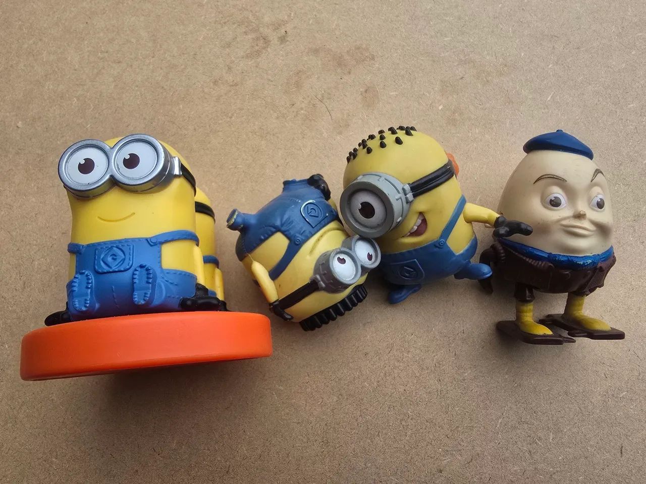 Bonecos minions e cabeça de ovo Humpty Dumpty Mc Donalds