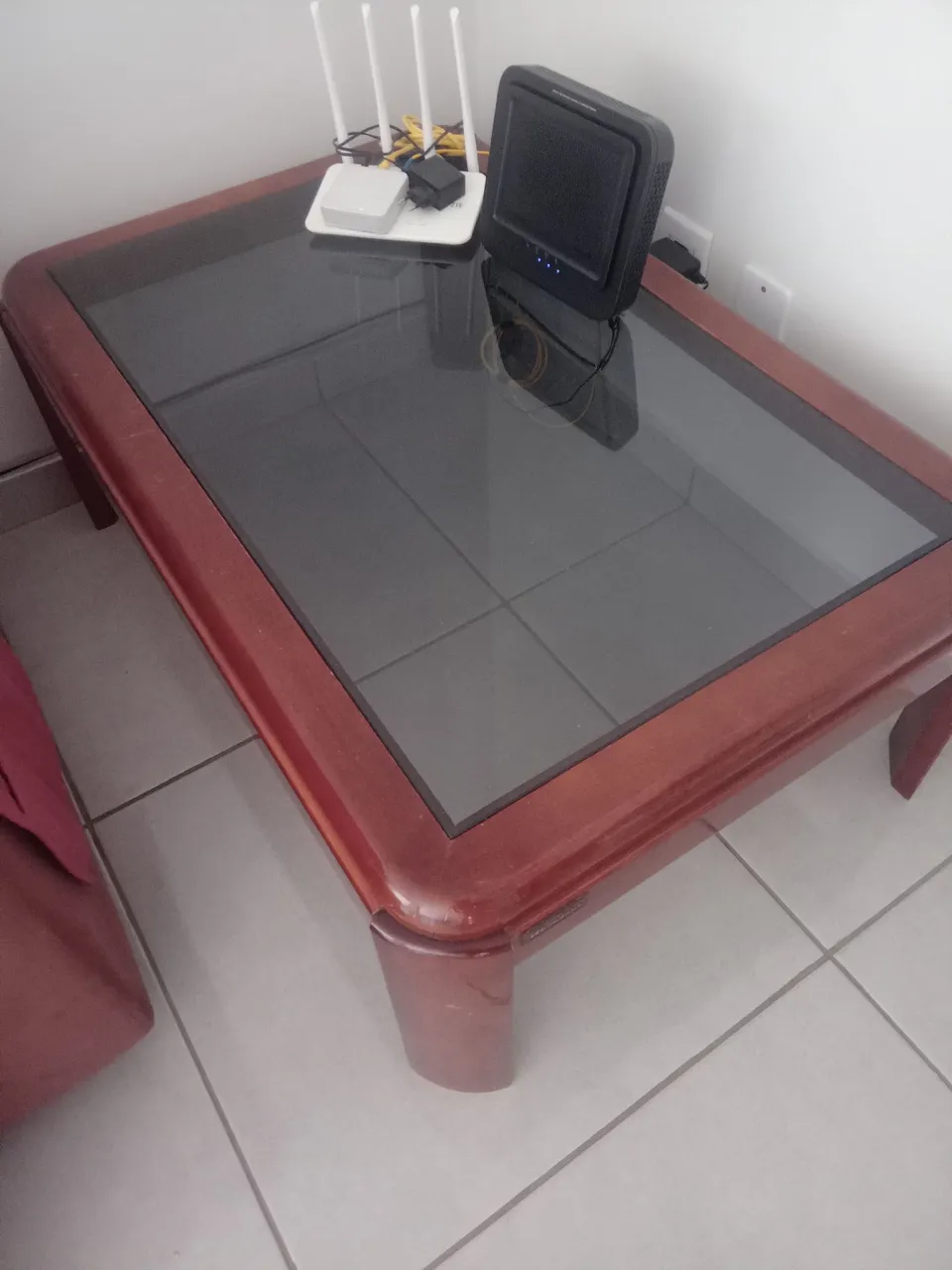 Mesa de centro em madeira com tampo de vidro