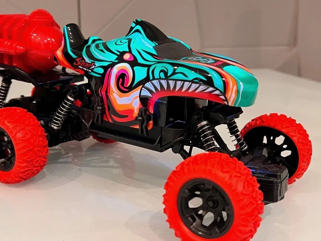 Carrinho Cont. Remoto Bateria 4x4 Off Road Tubarão 6 Rodas - Foto 2