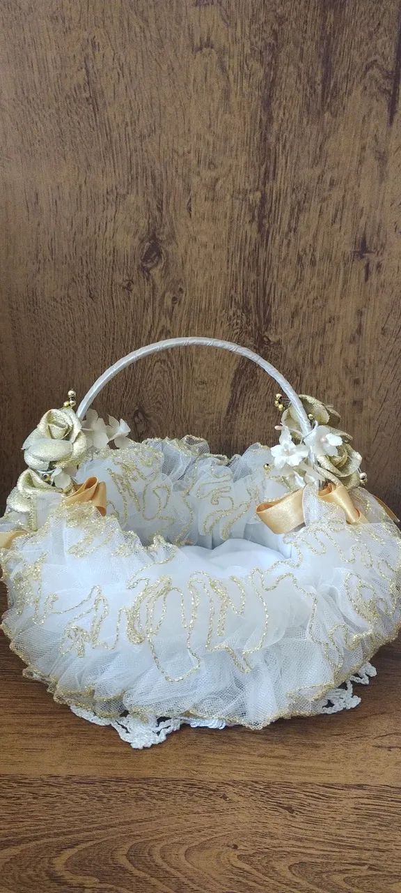 Cesta Porta Alianças Decorada com Flores Douradas - Foto 2