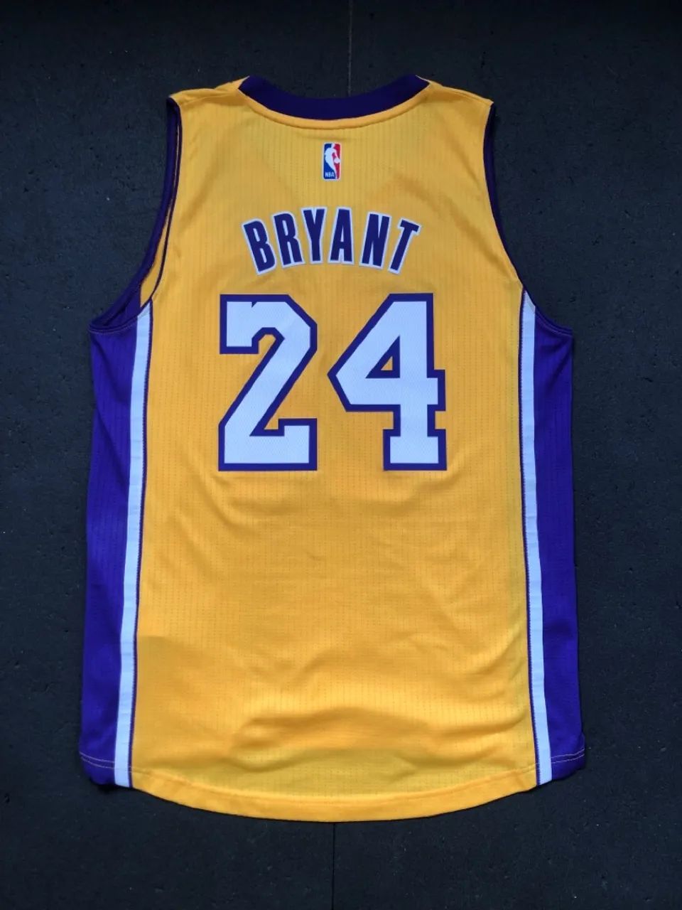 (Brinde junto) Camiseta original Los Angeles Lakers - Kobe Bryant - Tamanho M - Foto 2