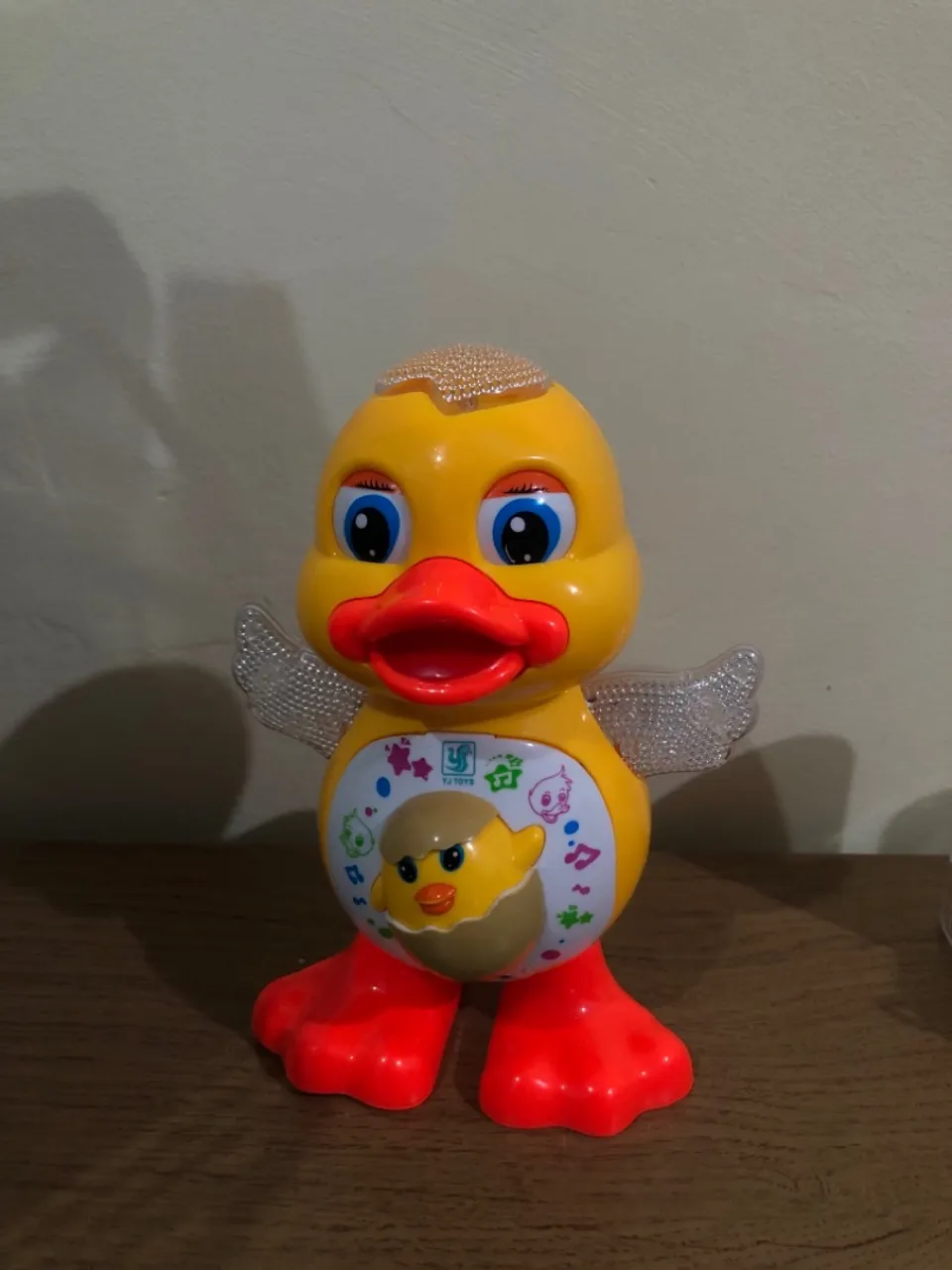 Vendo pato dançante bebê
