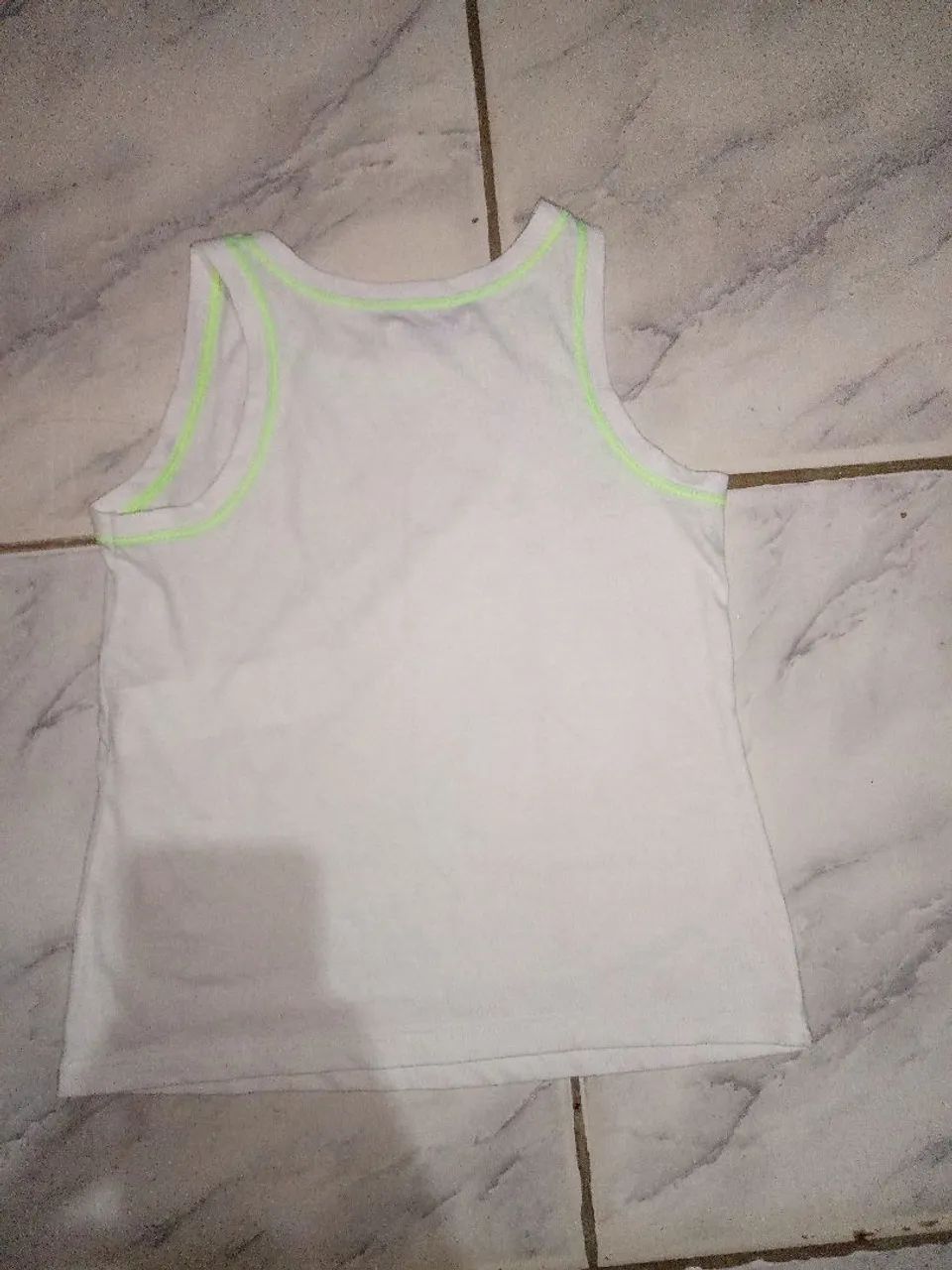 Regata branca infantil com detalhes neon - Foto 2