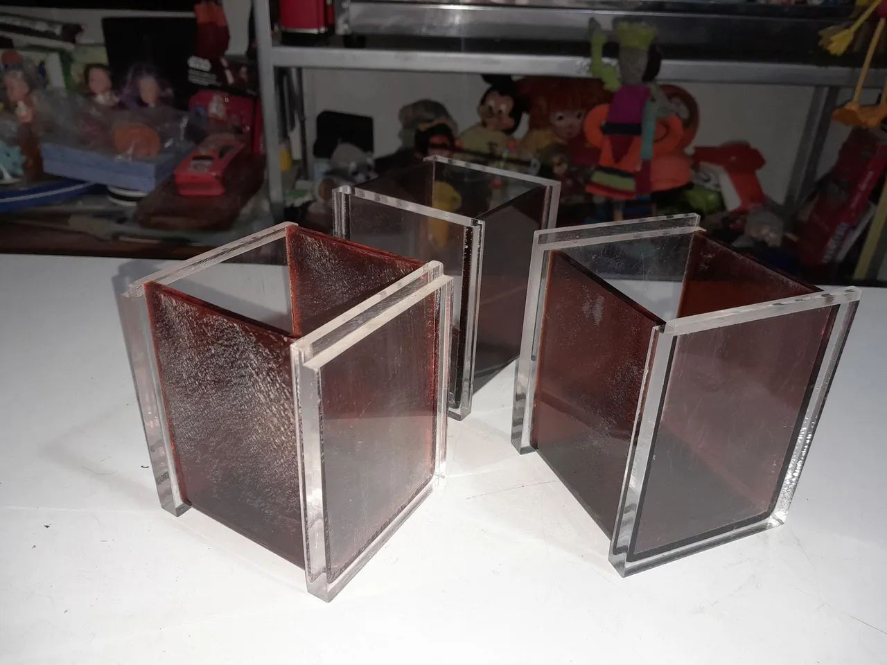 Três porta lápis de acrílico antigo 