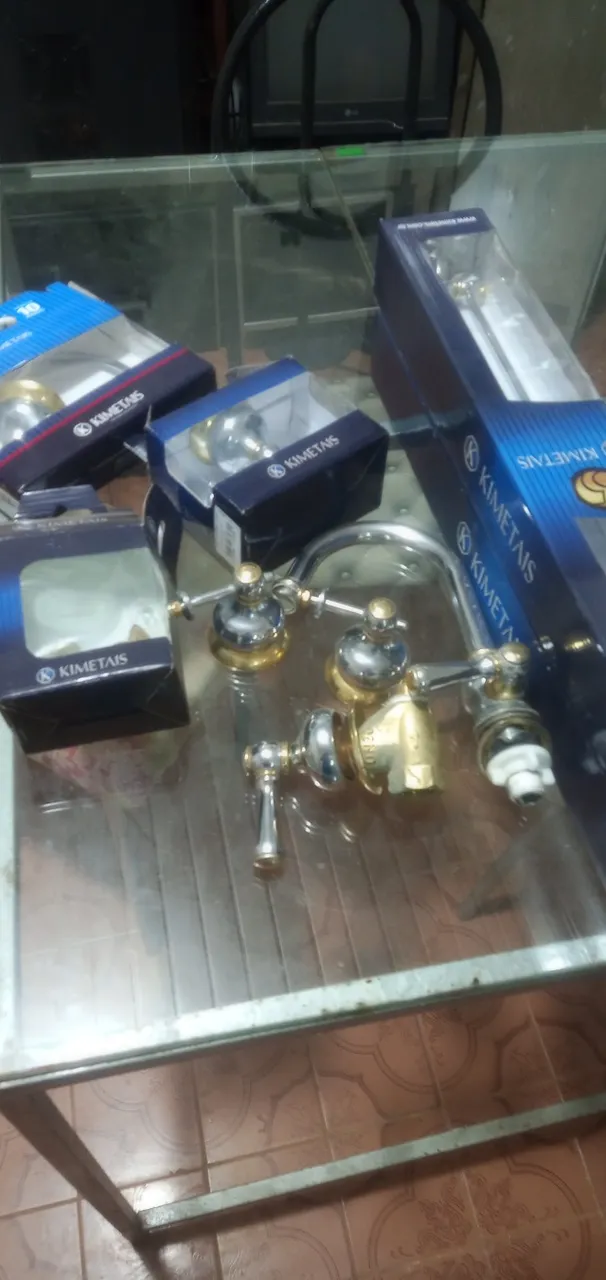 Acabamentos em metal para banheiro