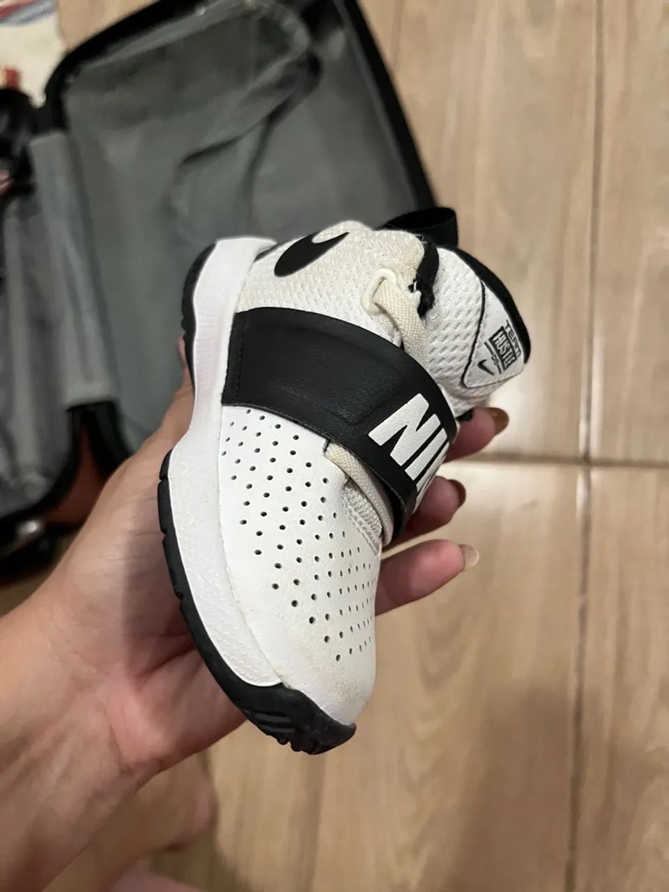 Tênis Nike Team Hustle D8 - Tamanho 24 - Foto 2