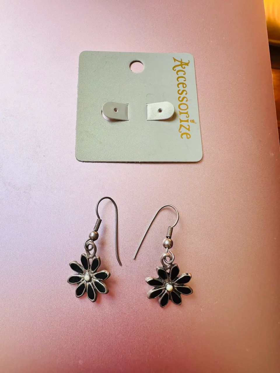 Brinco de florzinha preta Accessorize - Foto 2