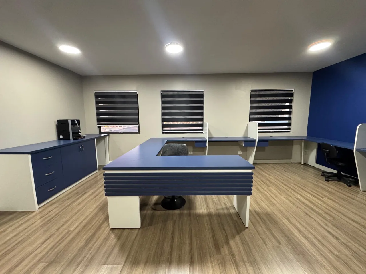 Aluga-se Sala comercial esquina Terminal Hauer ** Ótima Localização**
