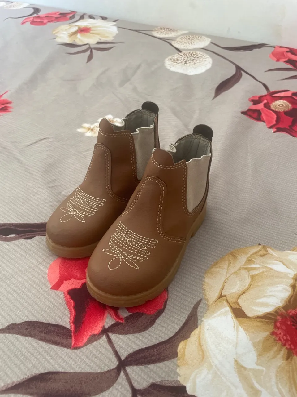 Botas infantis marrons com detalhes