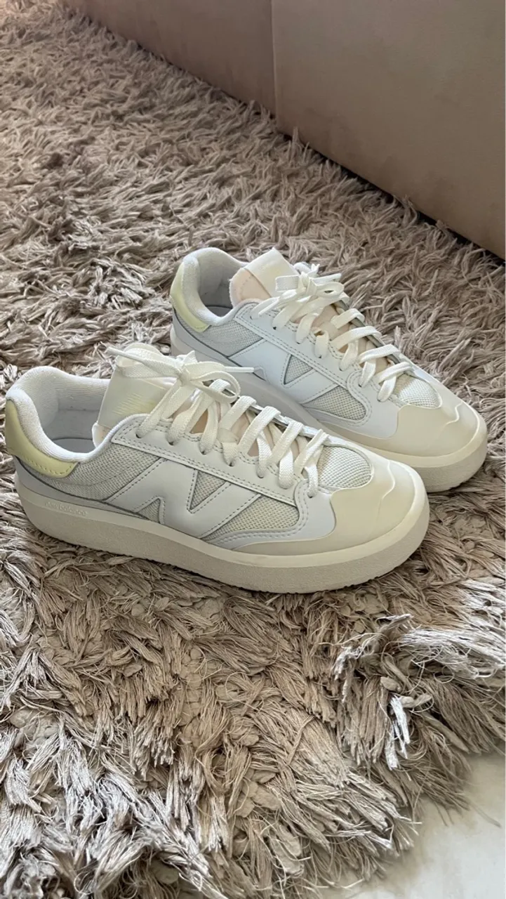 Tênis New Balance 327 Branco e Bege