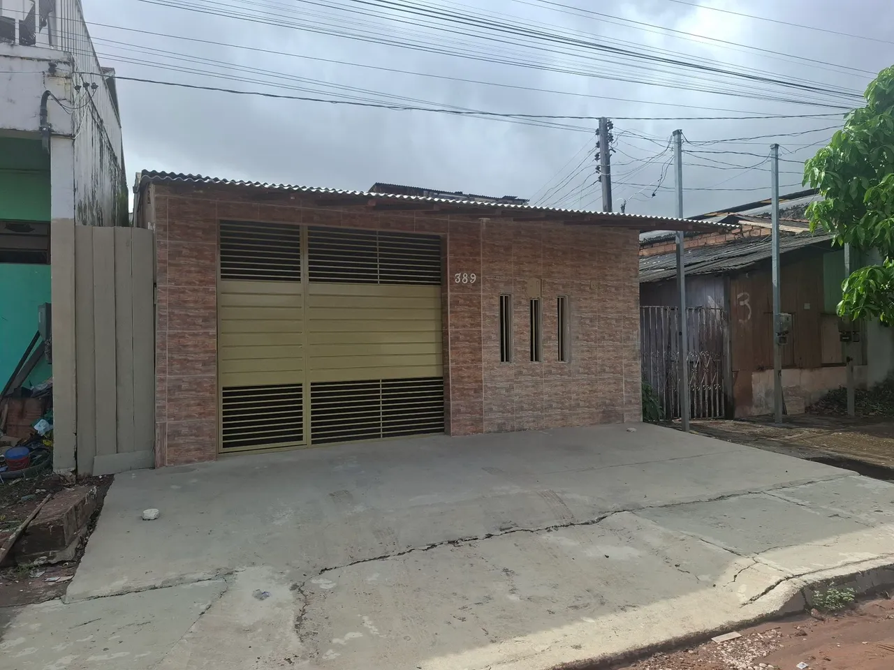 Aluga_se casa de 4 quartos entre a UEPA e o novo ginásio. 2.500,00 reais.