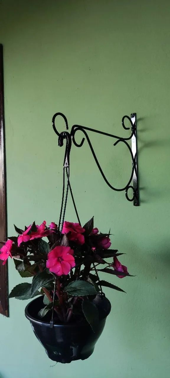Suporte para vaso de planta forjado.