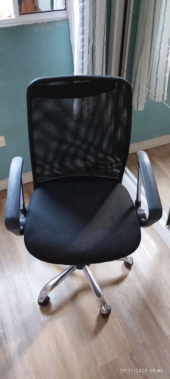 Vende-se cadeira ergonomica  com detalhes de uso  