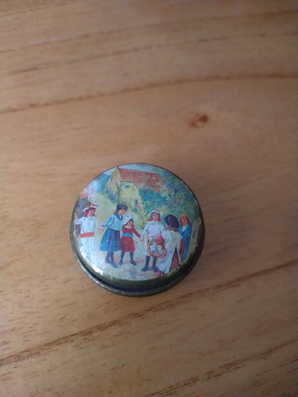 Caixa de lata vintage com crianças