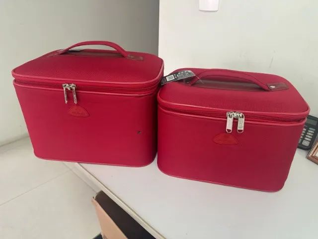 Conjunto de frasqueiras na cor vermelha.