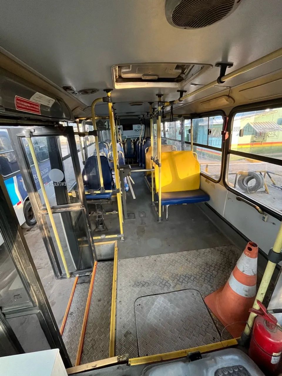 Vendo micro ônibus com praça - Foto 5