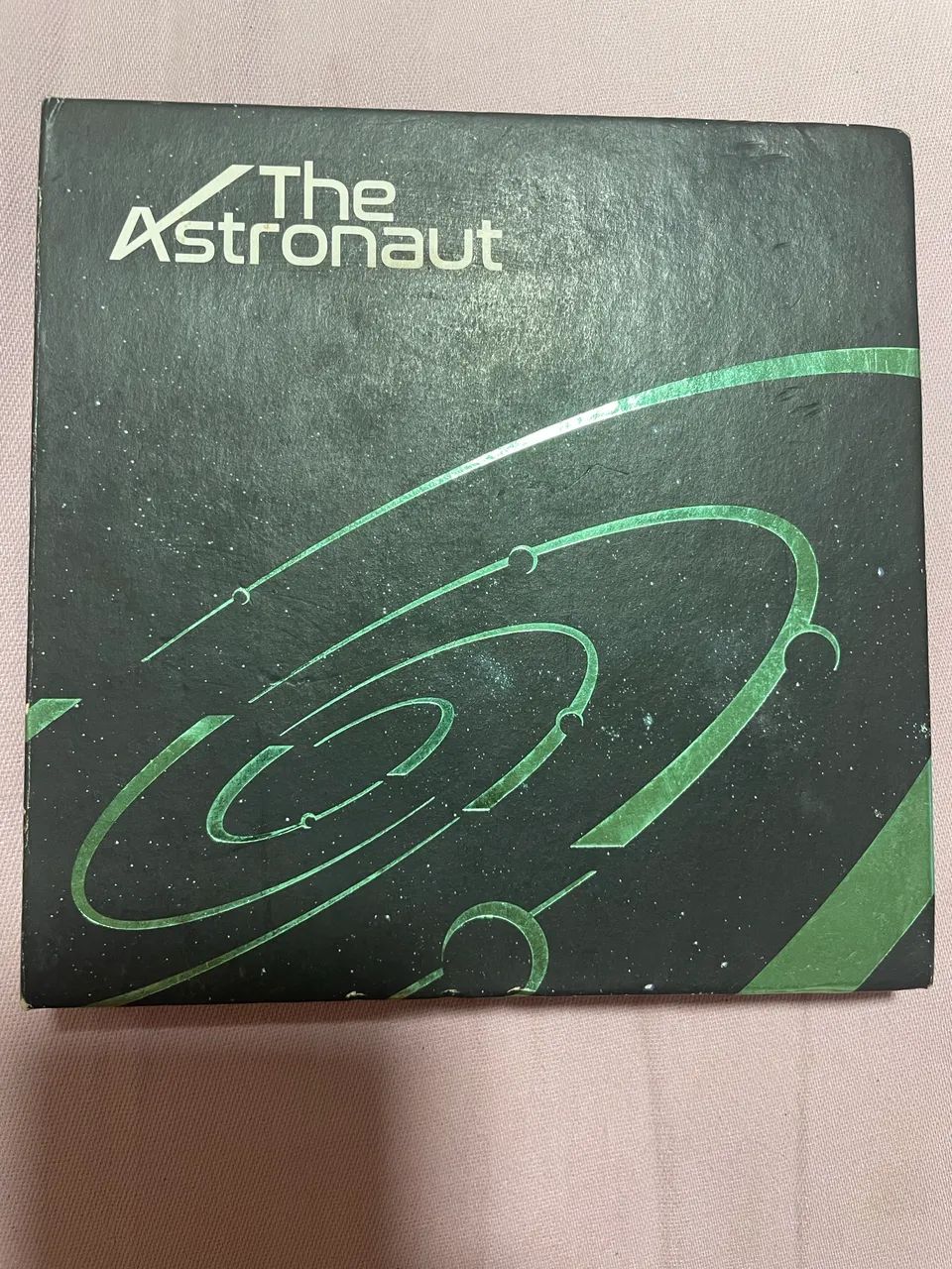 Álbum Astronaut do Jin do BTS, acompanha o photocard