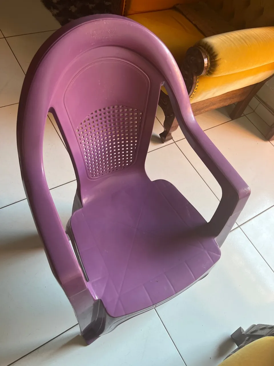 Cadeira de plástico roxa