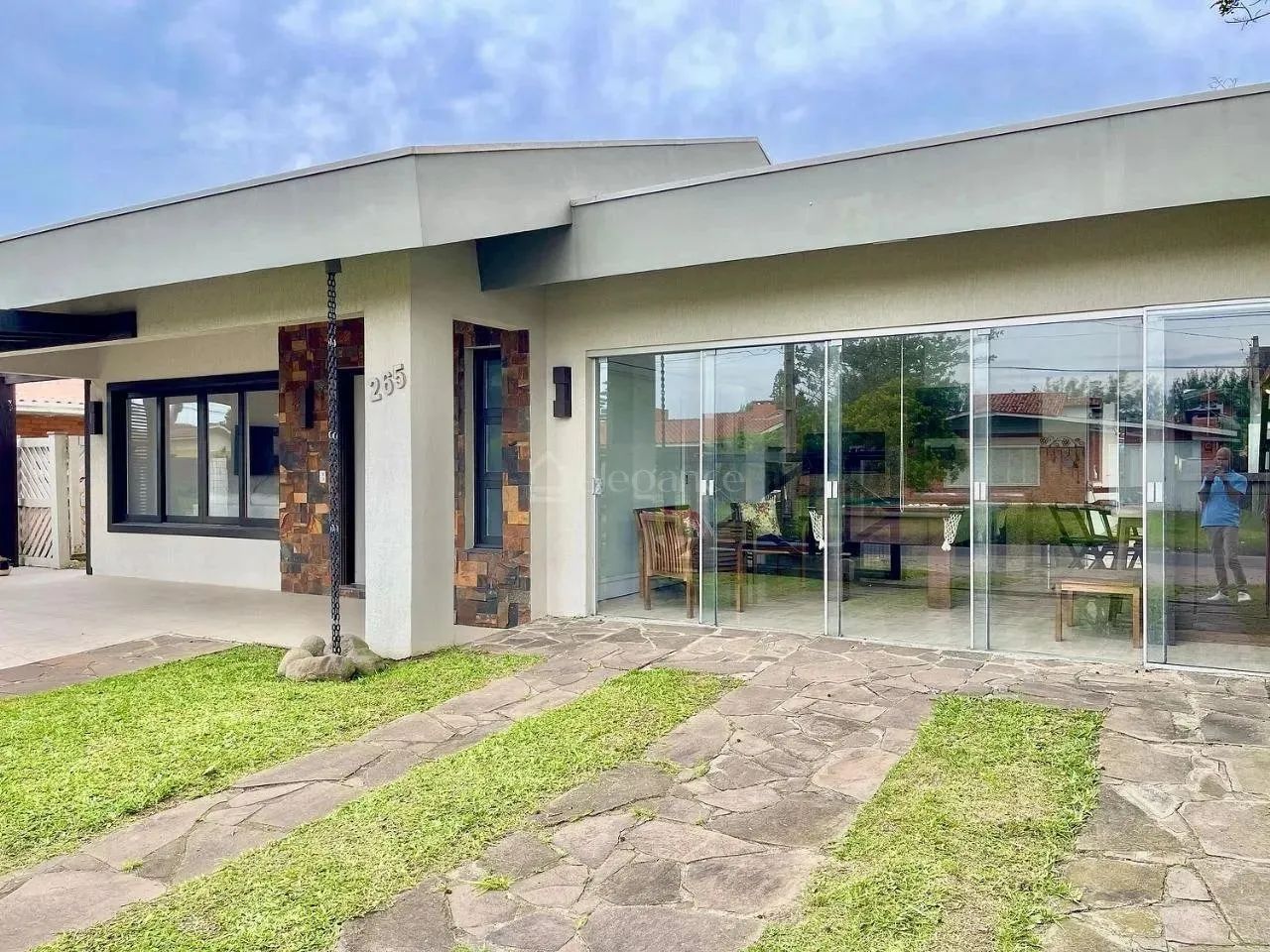 Casa próximo ao mar com três dormitórios no centro de Xangri-Lá. - Foto 5