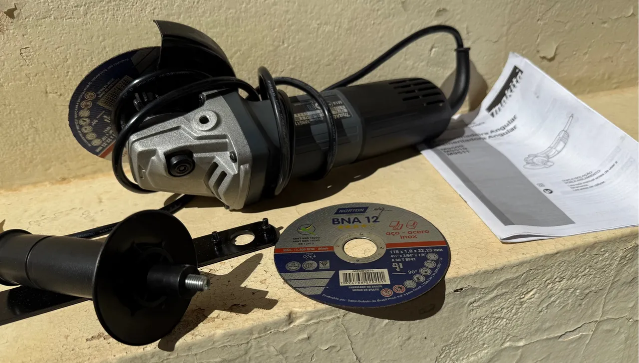 Esmerilhadeira Angular Makita com acessórios