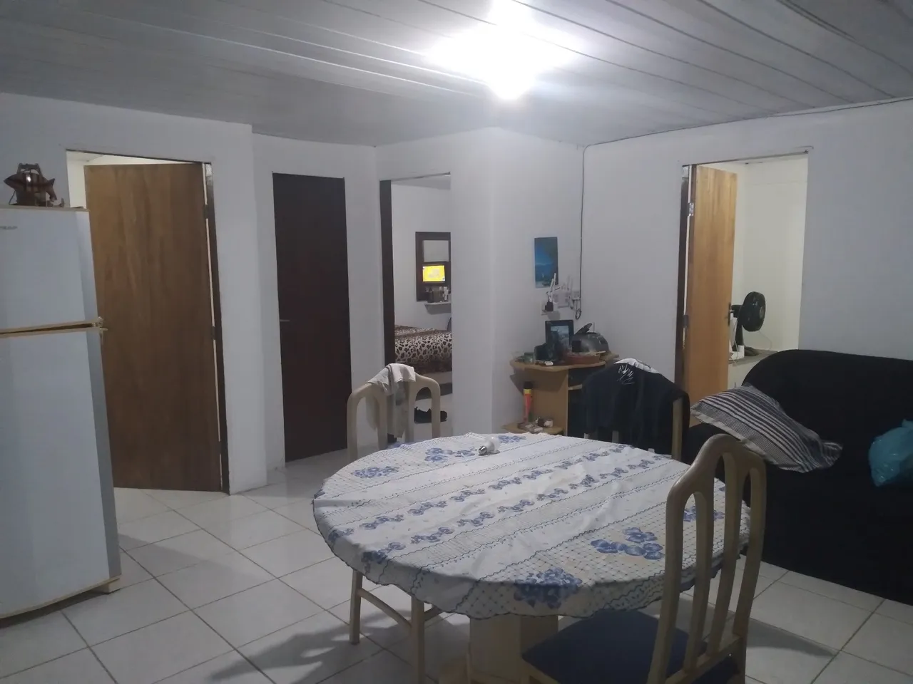 Alugo casa 2000