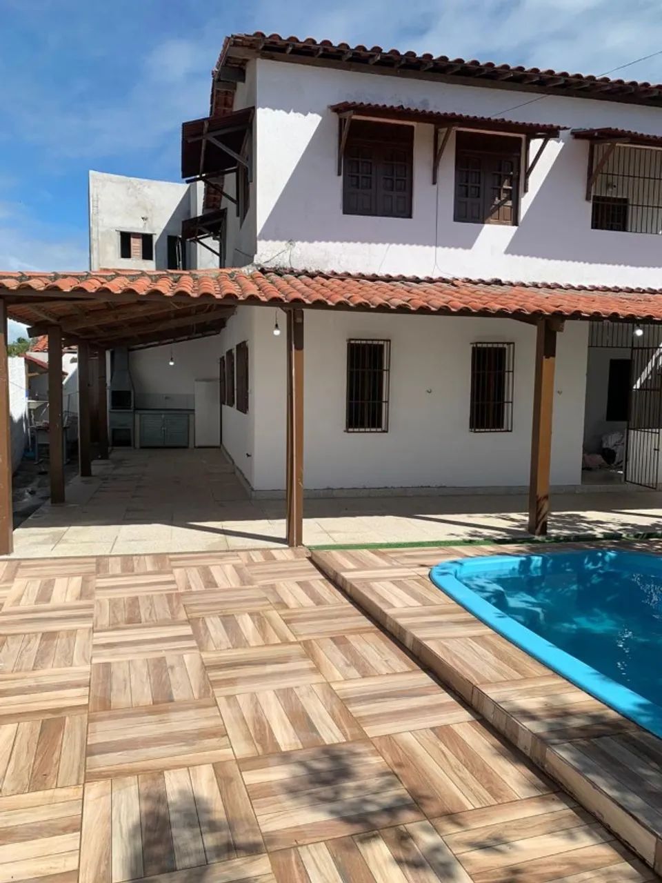 Casa em Carapibus de 2 andares com piscina e estacionamento. 