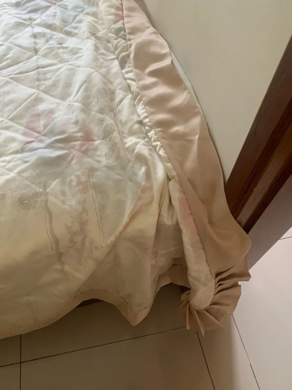 Colcha e porta travesseiros de cetim  - Foto 3