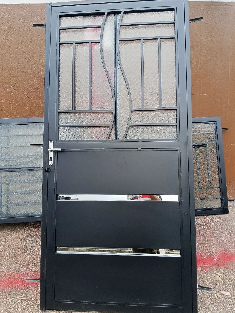 Fabricamos qualquer modelo de portas portãos janela proteção escada guarda-corpo estrutura - Foto 2