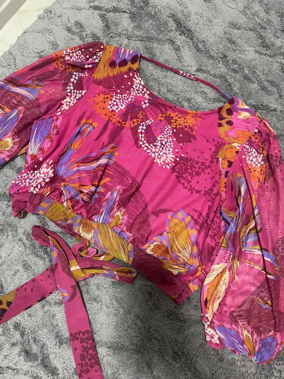 Blusa floral rosa com manga bufante