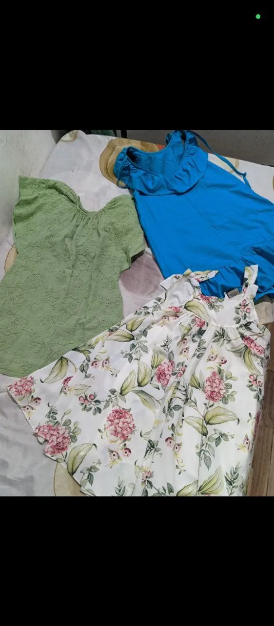 Os 3 vestidos por 120$. Estão em ótimas condições.